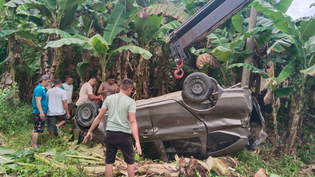 Personel Sipammat Subditgasum Ditsamapta Polda Sulawesi Tenggara (Sultra) melaksanakan evakuasi terhadap mobil minibus dengan nomor polisi DT 1938 HH yang mengalami kecelakaan tunggal di Jalan DR Soetomo, Kelurahan Lalodati, Kecamatan Puuwatu, Kota Kendari, Sabtu (1/3/2025). Foto/ist