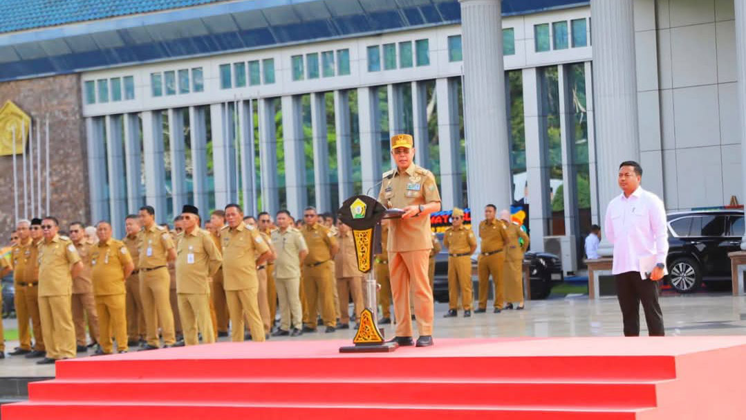 Gubernur Sulawesi Tenggara (Sultra), Andi Sumangerukka (ASR) memimpin apel perdana Aparatur Sipil Negera (ASN) lingkup Pemerintah Provinsi (Pemprov) Sultra di Lapangan Kantor Gubernur Sultra, Senin (3/3/2025). Foto/ist