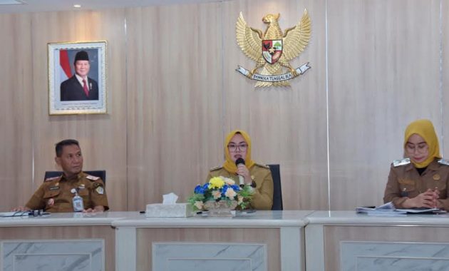 Wali Kota Kendari, Siska Karina Imran (tengah) saat memimpin rapat perdana lingkup Pemerintah Kota (Pemkot) Kendari di ruang Samaturu Gedung Balai Kota Kendari, Senin (3/3/2025). Dalam rapat tersebut Siska menegaskan pentingnya kolaborasi antara seluruh jajaran pemerintahan, mulai dari camat hingga lurah untuk lebih aktif dalam mengawasi dan mengontrol pengelolaan sampah di setiap wilayah. Foto/ist