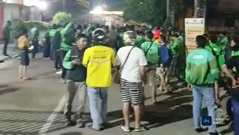 Ratusan pengemudi ojek online (ojol) mendatangi Polresta Kendari untuk melaporkan dugaan pengoplosan bahan bakar minyak (BBM) jenis pertalite, Selasa (4/3/2025) malam. Foto/ist