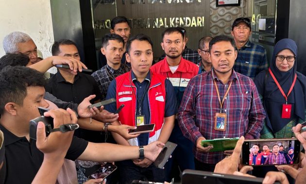 Kepala Depot BBM Kendari Pertamina Patra Niaga Regional Sulawesi, Supriyono Agung Nugroho saat memberikan keterangan dihadapan awak media terkait kualitas bahan bakar minyak (BBM) jenis pertalite yang beredar di Kendari yang disebutnya sudah sesuai standar, Kamis (6/3/2024). Foto/R. Hafid/bentaratimur