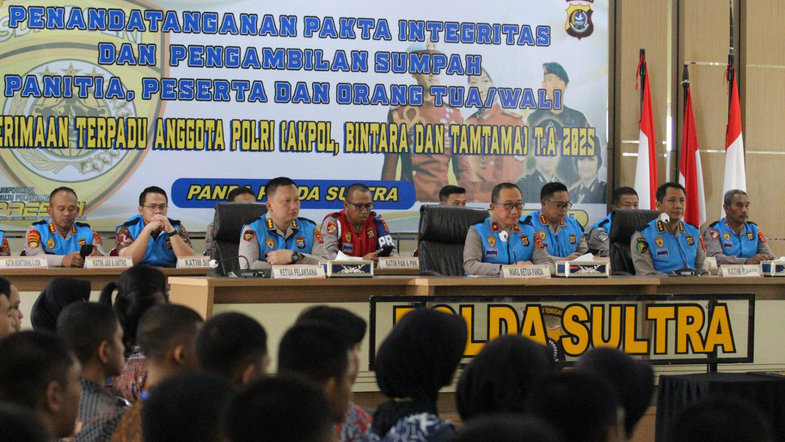 Kepolisian Daerah (Polda) Sulawesi Tenggara (Sultra) melaksanakan penandatangan pakta integritas dan pengambilan sumpah panitia, peserta, dan orang tua/wali penerimaan terpadu anggota Polri tahun 2025 di Aula Dachara Polda Sultra, Jumat (7/3/2025). Foto/Bidhumas Polda Sultra