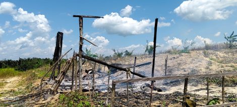 Rumah dan kebun warga di wilayah Puao dan Pusanggula digusur, dirusak, dan dibakar secara paksa diduga dilakukan oleh PT. Marketindo Selaras. Pembakaran ini merupakan buntut konflik antraa wrga dan perusahaan seluas hampir 1.300 hektar. Foto : JPLK