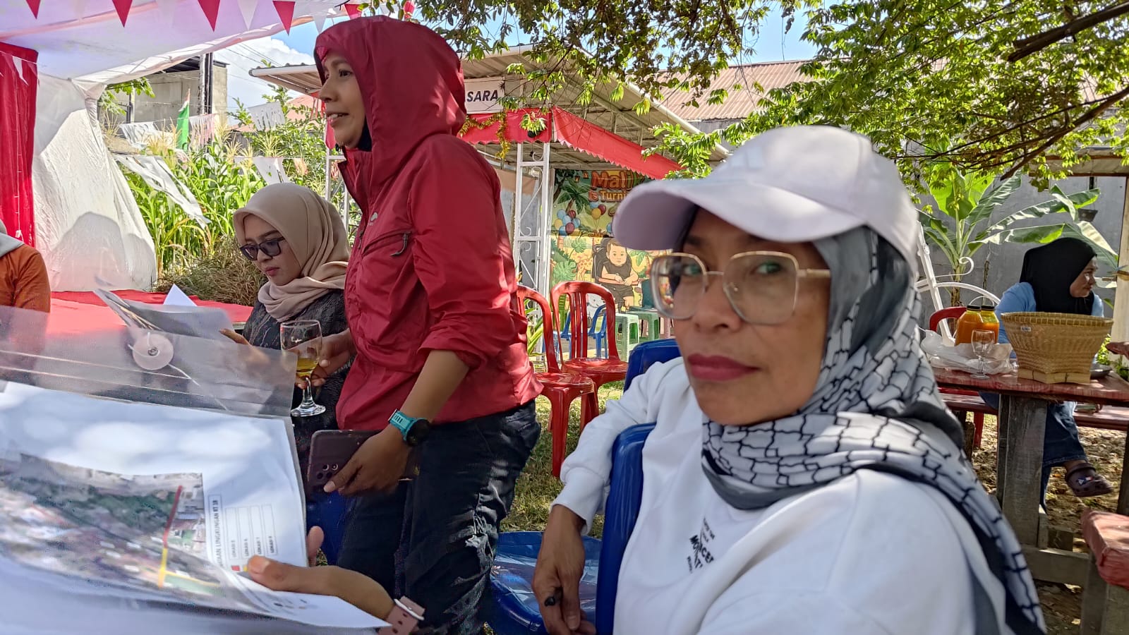 Ketua Panitia lomba kebersihan RT 18 RW 05, Kelurahan Bonggoeya Indah Nur Lestari (tengah) bersama tim penilai lomba dari Puskesmas dan Dinas Lingkungan Hidup Provinsi, briefing untuk indikator penilaian lomba yang dilaksanakan Sabtu 29 Agustus 2026. Foto : Rekha : Bentara Timur